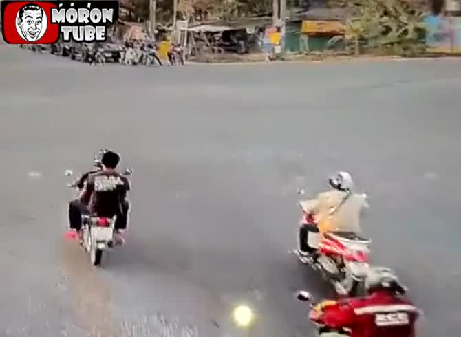 Video :A vehicle crushes a biker (public warning)
